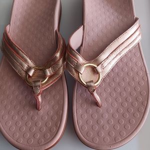 VIONIC Aloe woman's rose gold/pink slip on V sandals.  Size 9